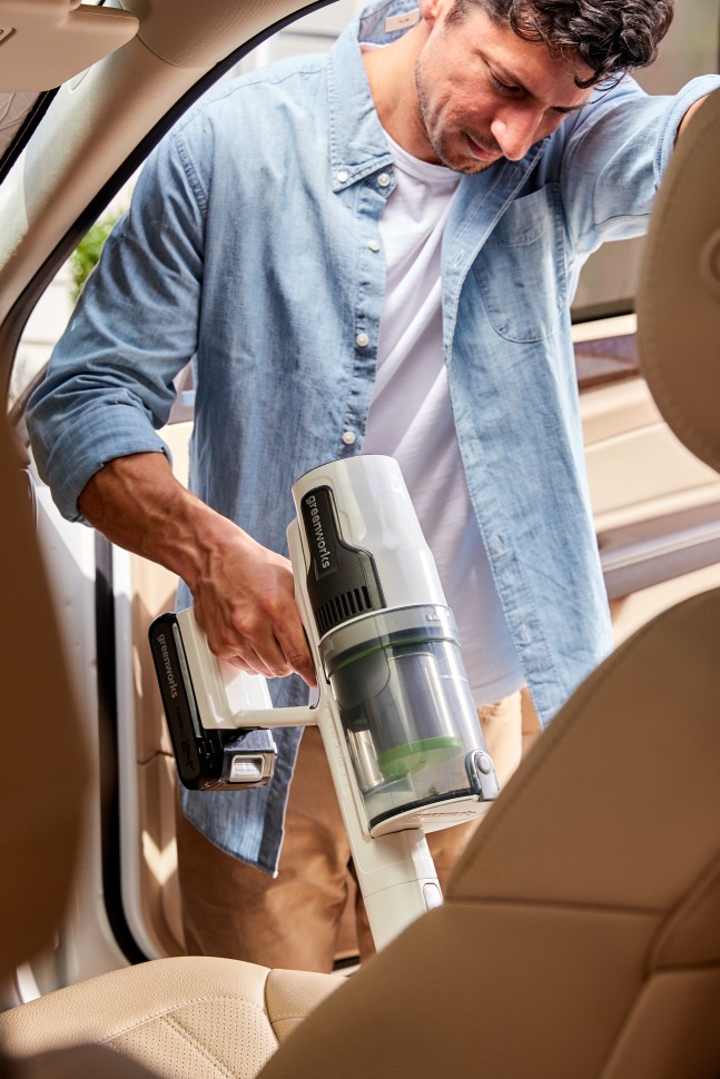 Беспроводной вертикальный пылесос greenworks GD24SVk4D, 24v, в комплекте с АКБ 4 А·ч и ЗУ (аккумуляторный, белый) + 6 насадок