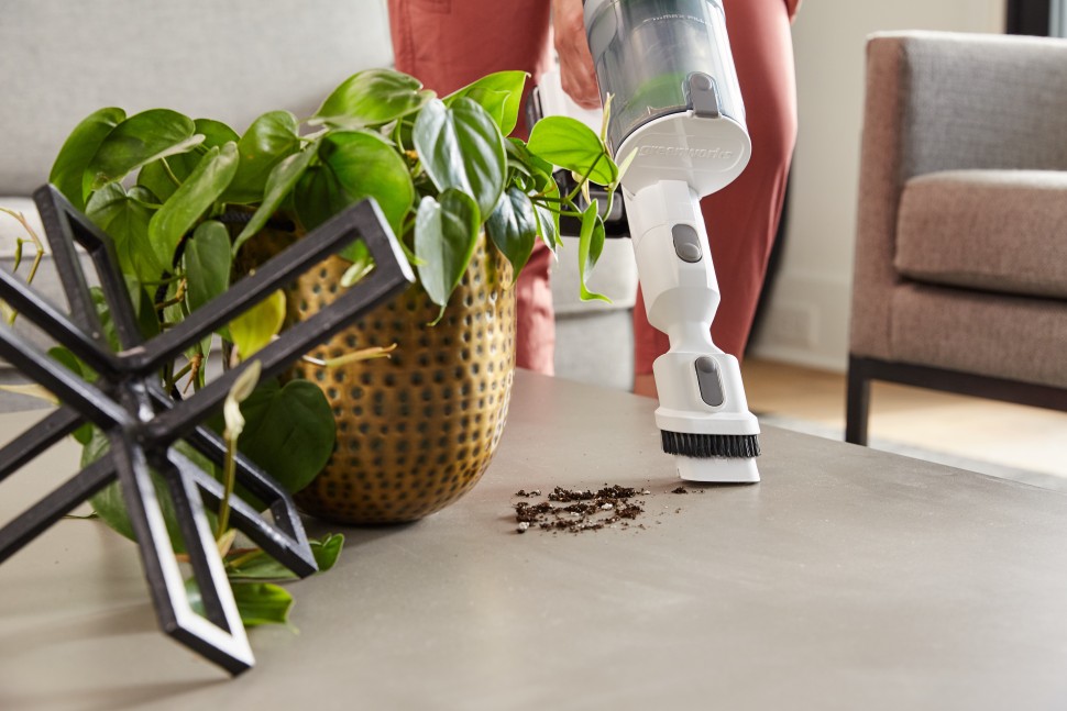 Беспроводной вертикальный пылесос greenworks GD24SVk4D, 24v, в комплекте с АКБ 4 А·ч и ЗУ (аккумуляторный, белый) + 6 насадок