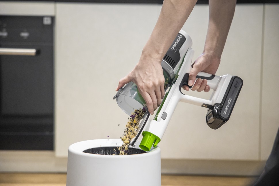 Беспроводной вертикальный пылесос greenworks GD24SVk4D, 24v, в комплекте с АКБ 4 А·ч и ЗУ (аккумуляторный, белый) + 6 насадок