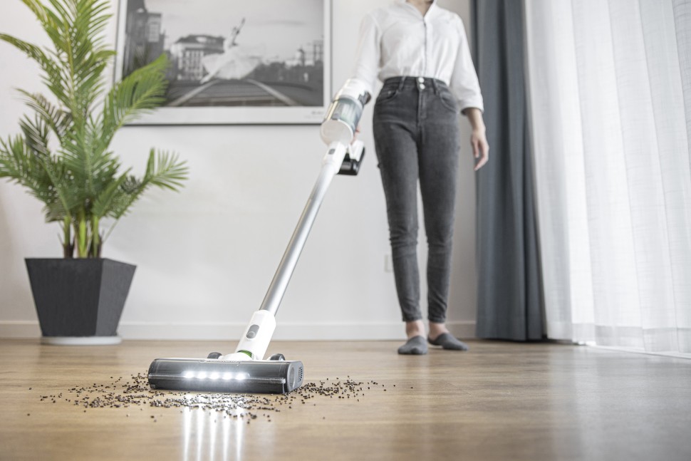 Беспроводной вертикальный пылесос greenworks GD24SVk4D, 24v, в комплекте с АКБ 4 А·ч и ЗУ (аккумуляторный, белый) + 6 насадок